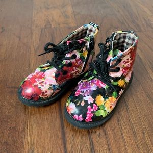 Chunky floral boots 🌺🌼🌸